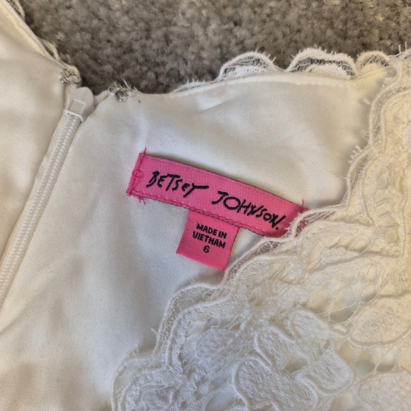 Betsey Johnson Black White Lace Fit Flare Dress Cap Sleeve V-Neck Size 6 - Picture 2 of 11